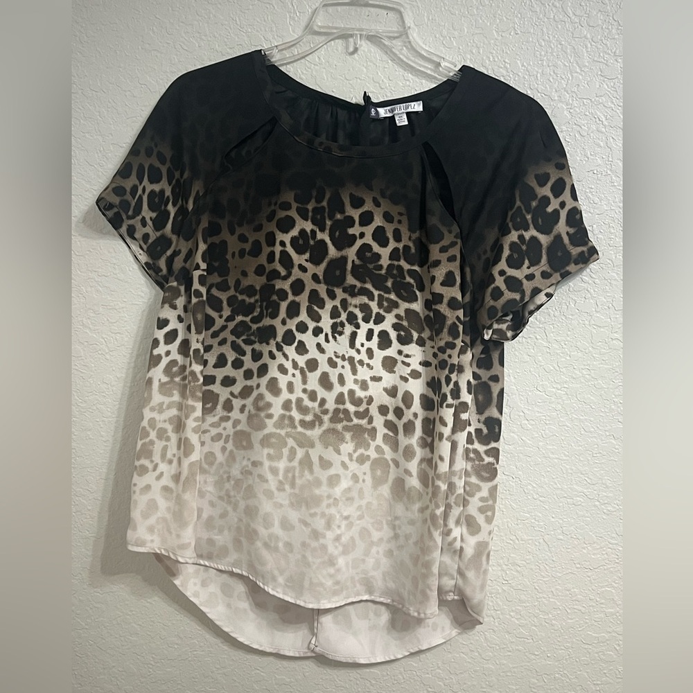 Chic Black Top by Jennifer Lopez
Caja 7